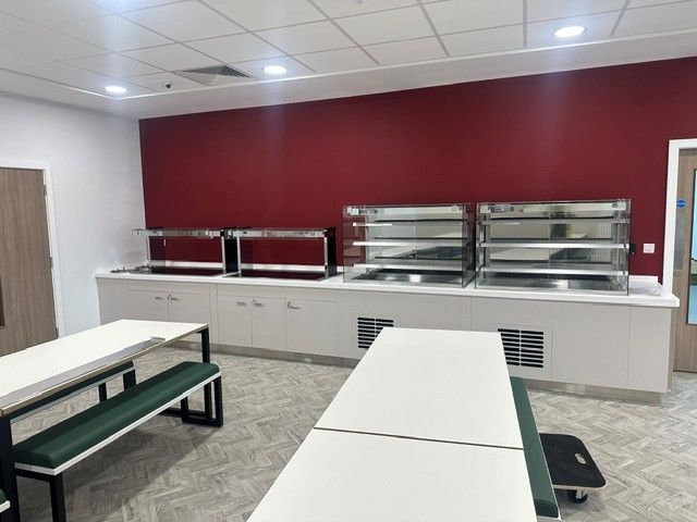 Servery counter with heated and chilled display units